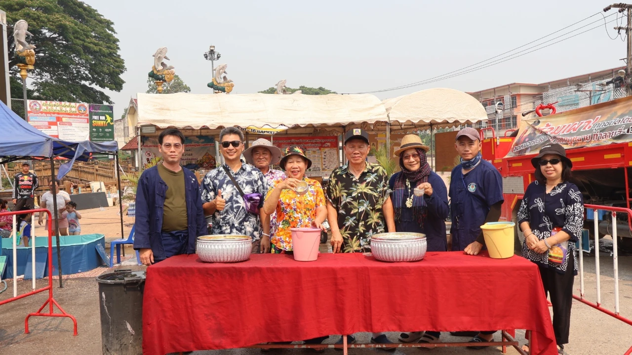 กิจกรรมสรงน้ำพระพุทธรูปศักดิ์สิทธิ์ และร่วมชมขบวนแห่พระพุทธรูป
